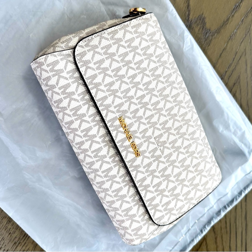 In like new condition MK crossbody bag